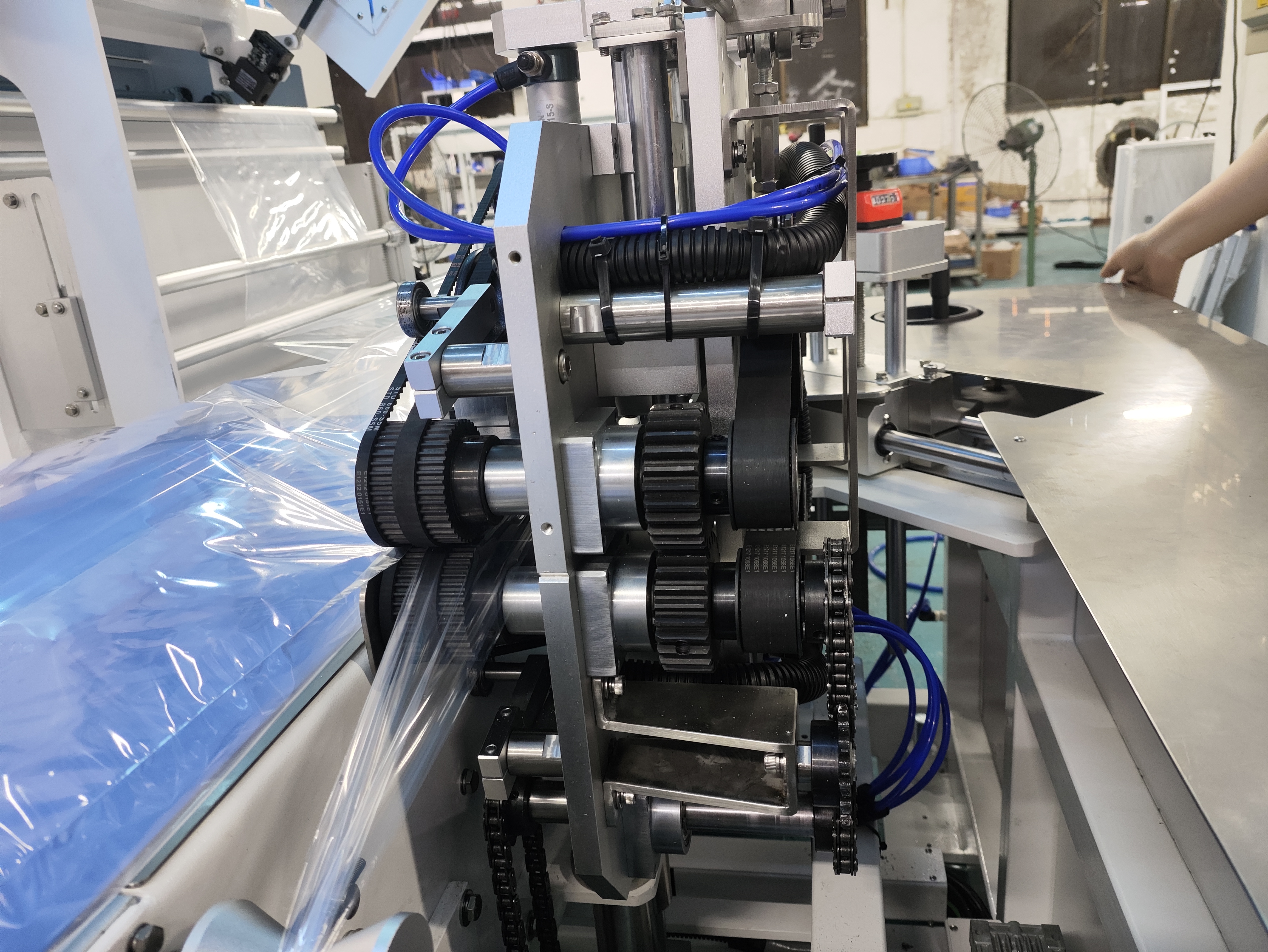 L801 고성능 필름 수축 포장 기계 수축 터널이 있는 자동 고속 컵라면 씰링 필름 포장 기계