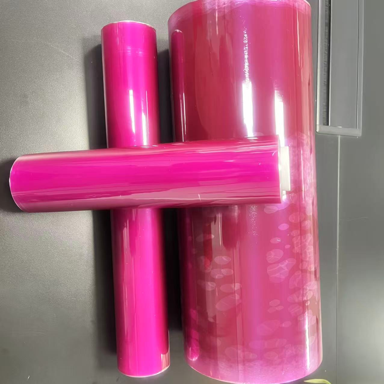 식품 등급 보라색 색상 집착 랩 필름은 식품 랩 점보 롤용 신선한 PVC 플라스틱 랩 롤을 유지합니다.