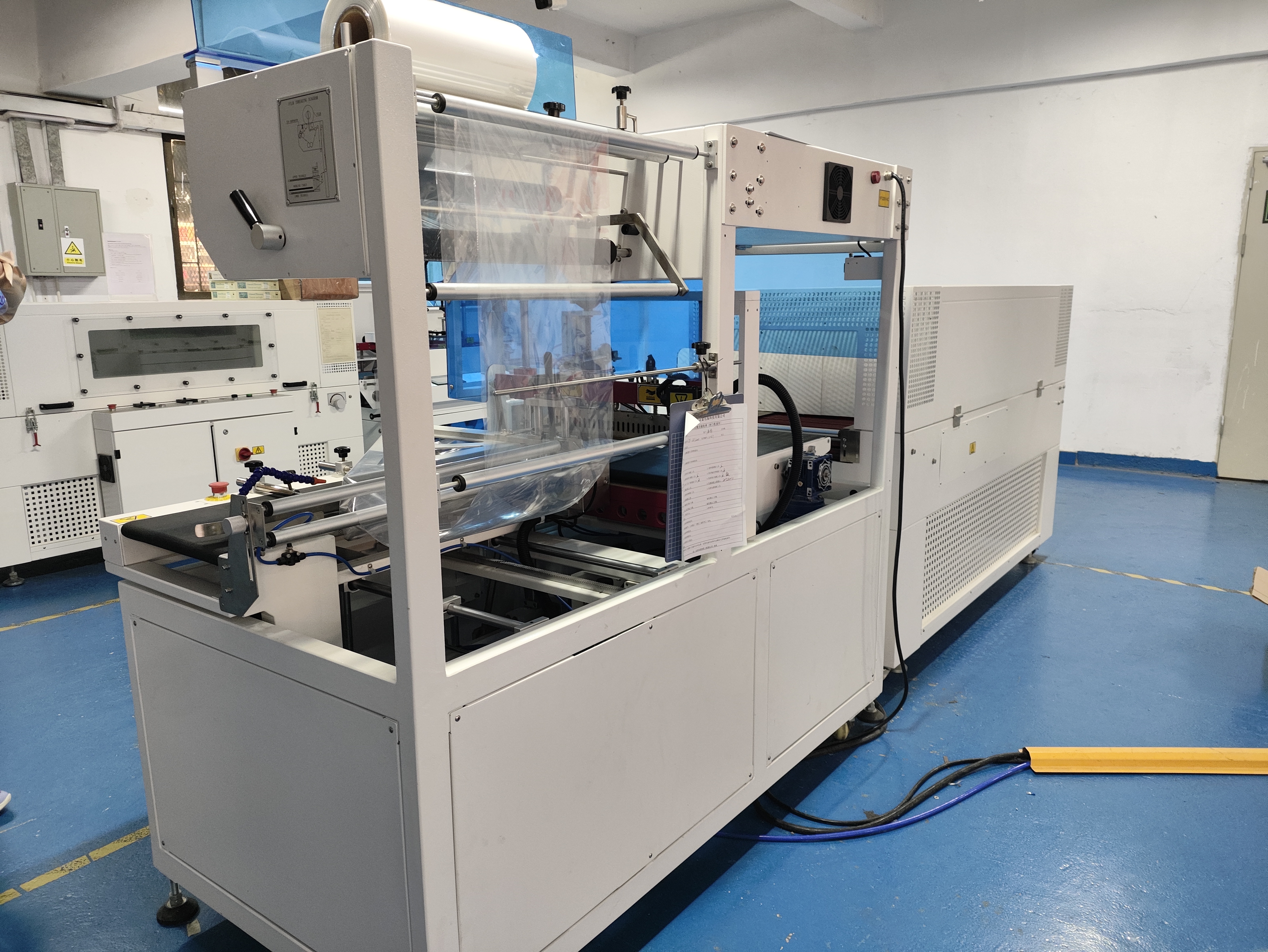 병 포장용 수축 포장 터널이 있는 완전 자동 L726 고속 수축 포장지 포장기 열 수축 포장기