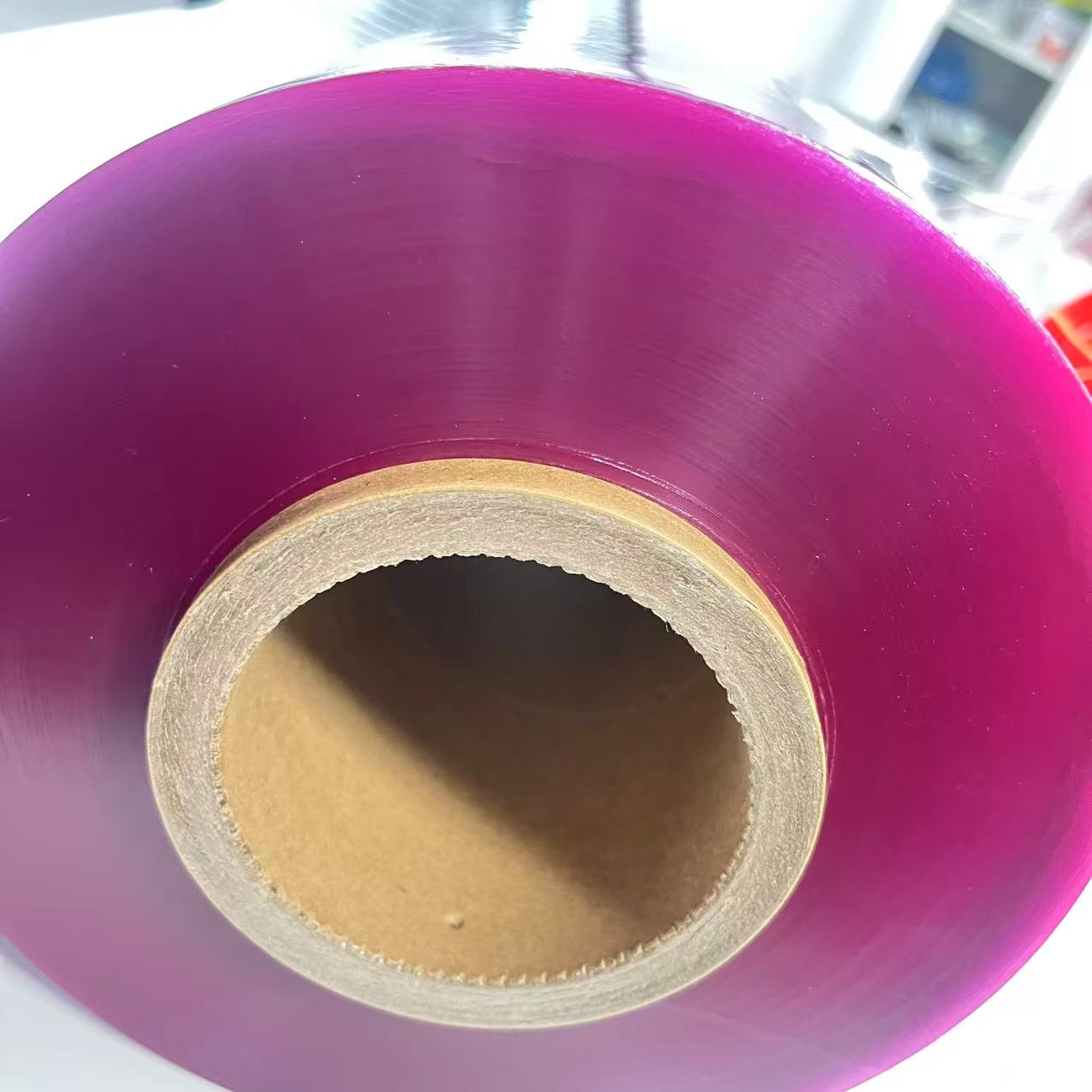 식품 등급 보라색 색상 집착 랩 필름은 식품 랩 점보 롤용 신선한 PVC 플라스틱 랩 롤을 유지합니다.